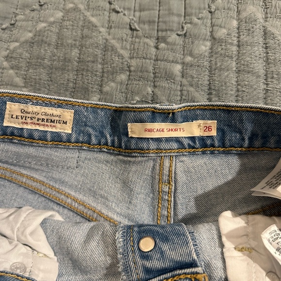 Levi's Ribcage Shorts - Picture 3 of 3